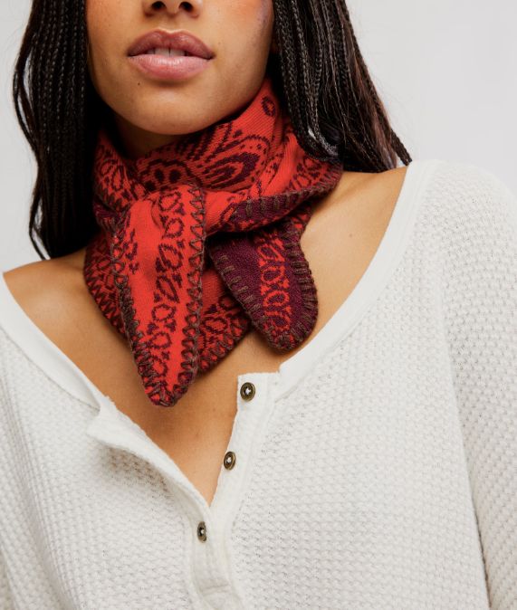 KNITTED TRIANGLE SCARF | CARMEN