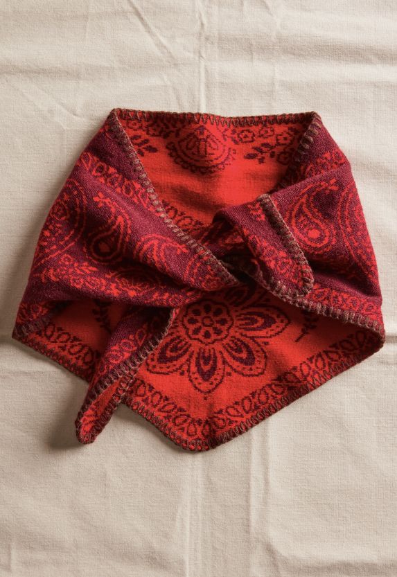 KNITTED TRIANGLE SCARF | CARMEN