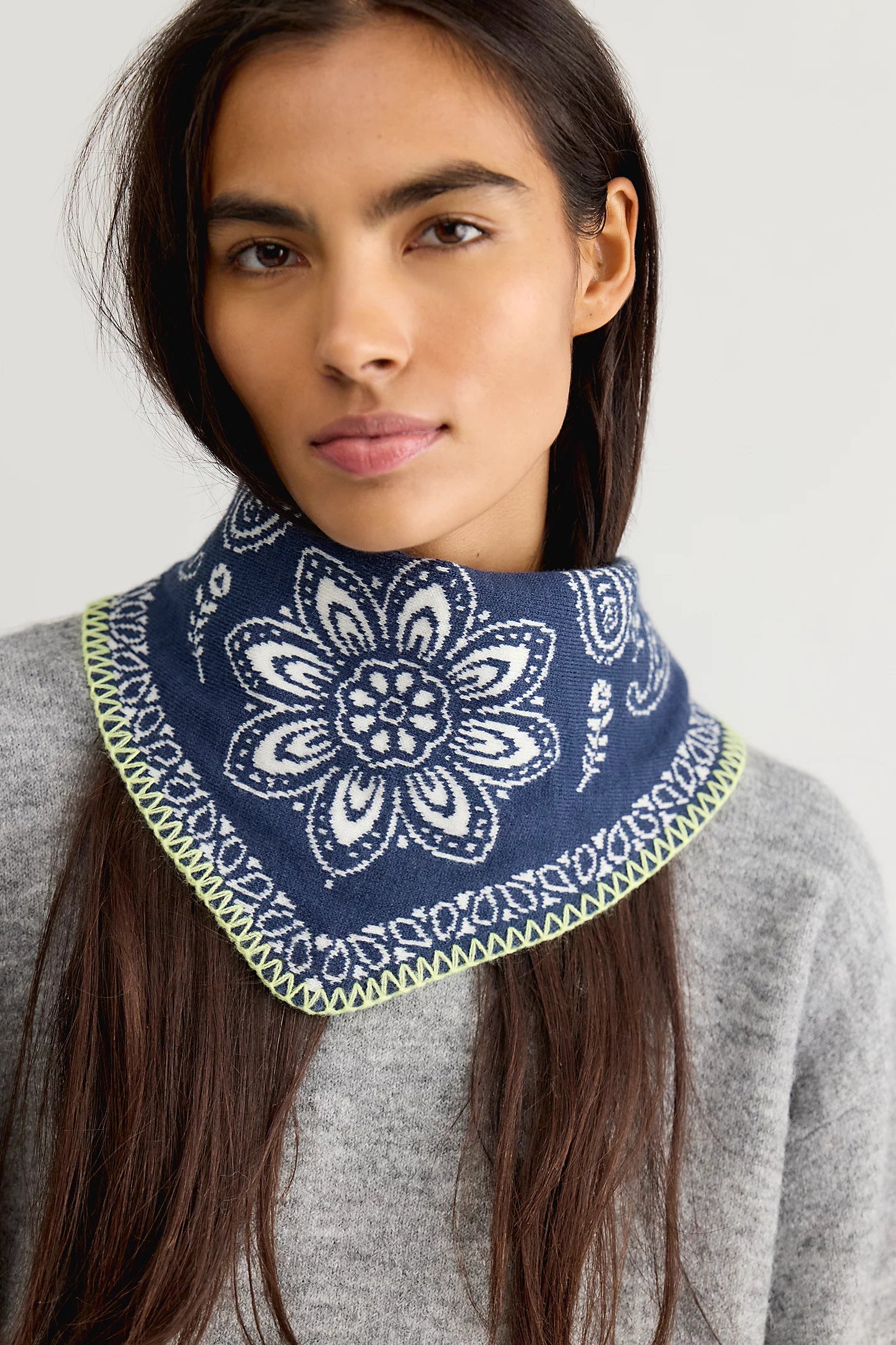 KNITTED TRIANGLE SCARF | CARMEN
